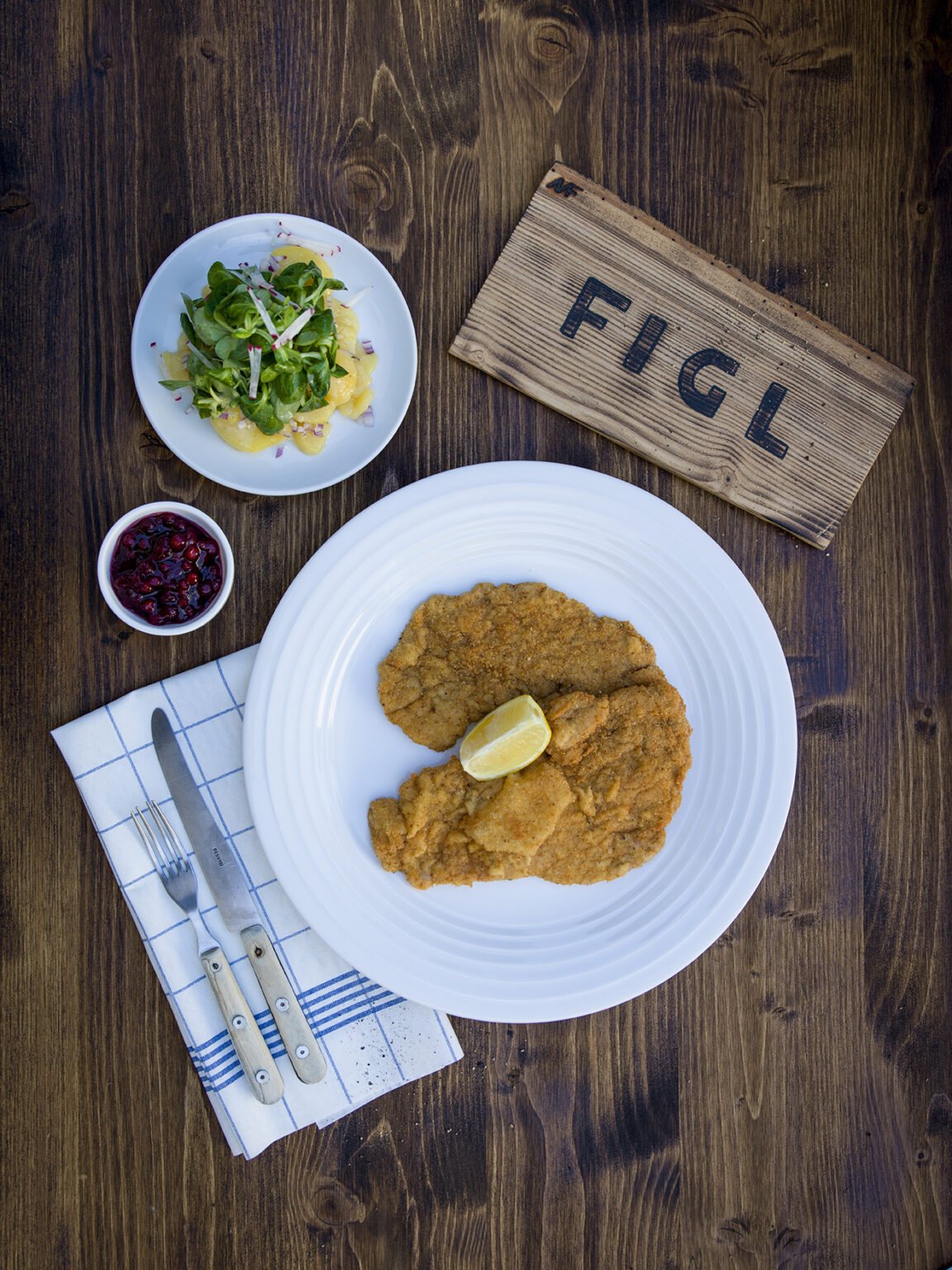 Foodfotografie in Österreich, Schnitzel, Kartoffelsalat, Preiselbeeren